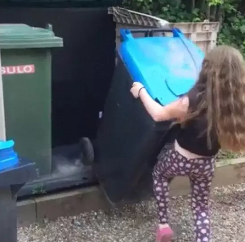 打臉!英國清潔工稱垃圾桶難放 8歲女孩當場示范