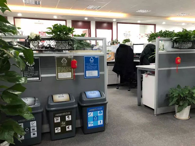 分類垃圾桶廠家?guī)懔私馍虾T圏c(diǎn)城市現(xiàn)狀